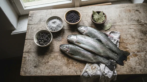 Fisch räuchern in Salzlake: Rezepte zum Einlegen &amp; Beizen